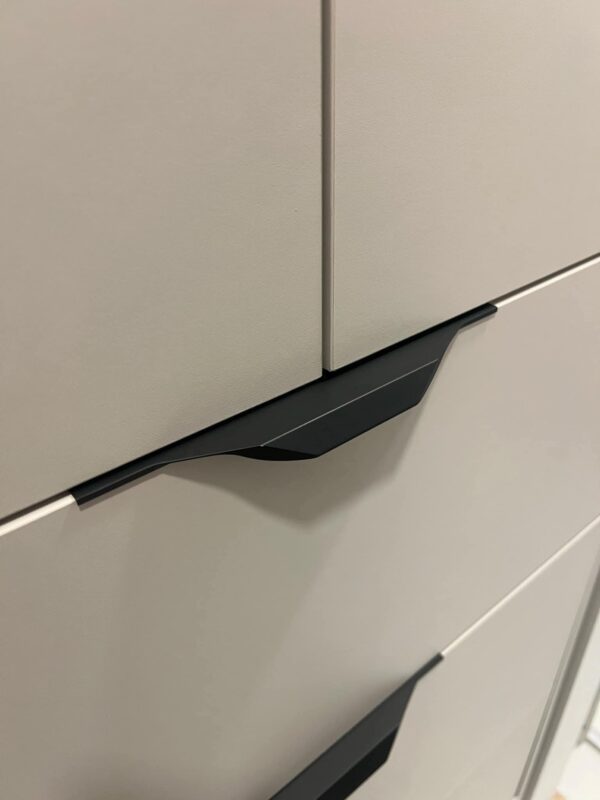 Käepide must äärepealne 200mm Käepide, must, äärepealne, 200mm